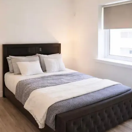 Luxury - Sleeps 6 Villa *