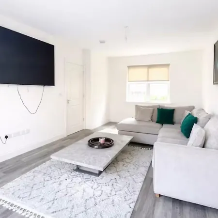 Luxury - Sleeps 6 Villa *