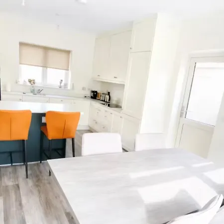 Luxury - Sleeps 6 *