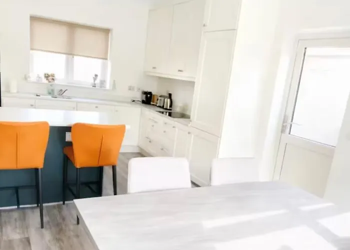 Luxury - Sleeps 6 *